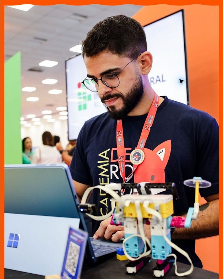 Rafael Souto, Vice-diretor/CFO da Academia de Robótica, programando um robô educacional no notebook